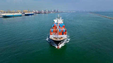 Container Ship Navigating Deep Sea Fairway Near Laem Chabang Port High Angl.. Stockfoto's