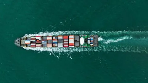 Container Ship Navigating Ocean For Global Cargo Transport High Angle Shot Foto stock