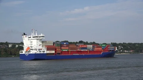 Container Ship OOCL Rauma approaching Hamburg Stockbeeldmateriaal 99985211