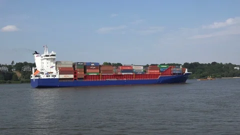 Container Ship OOCL Rauma approaching Hamburg Stockbeeldmateriaal 99985717