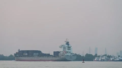 Container ship passes river buoy near Samut Prakan Vidéo 339864243