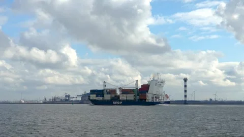 Container ship passing maasflakte Video stock 283162238