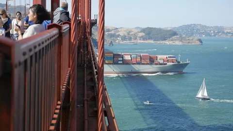 A container ship is passing under the golden gate bridge Video stock 86752652