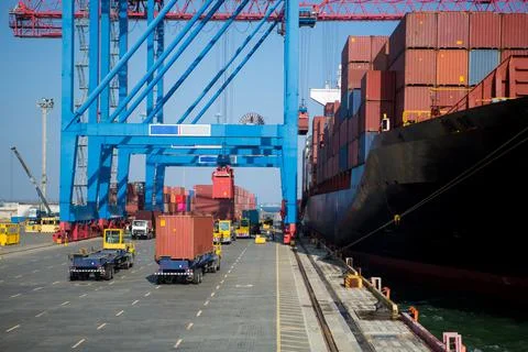 Container ship in port at container terminal. Ships of container ships stand  Foto stock