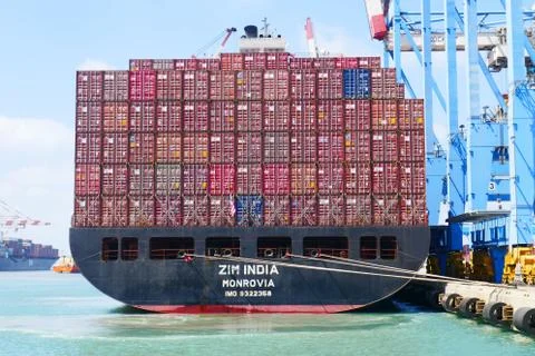 Container ship with port cranes Stock-Fotos