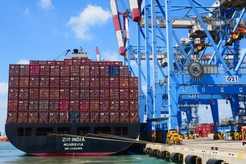 Container ship with port cranes Stock-Fotos