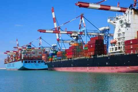 Container ship with port cranes Stock-Fotos