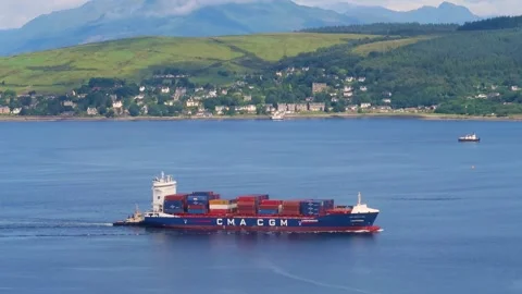 Container ship sailing up the Firth of Clyde towards Greenock port, Scotland Vídeo Stock 339030318