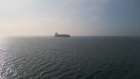 Container ship sailing in the misty ocean at sunrise, aerial view 库存影片 333554408