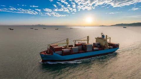 Container Ship Sailing Through Coastal Waters At Sunset Near Si Racha Chon .. Stock-Fotos
