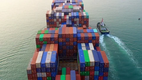 Container ship sailing through the ocean, Business logistics and transportation. Vidéo 108834255