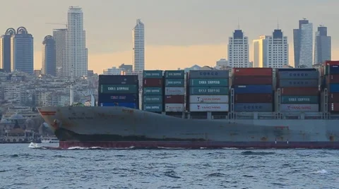 Container ship sails past the city skyline Video stock 12131575