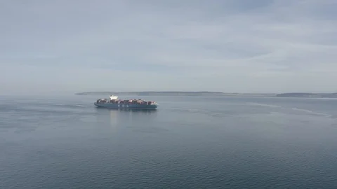 Container ship on the sea 2 (DLog Ungraded) Vídeo Stock 106604793