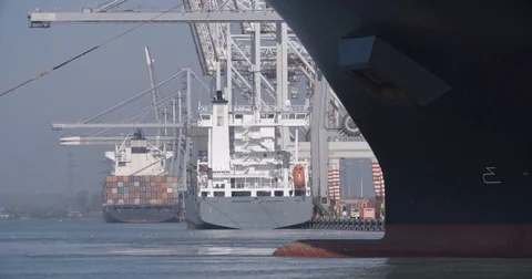 Container ship at Southampton Docks- 06 스톡 동영상 74598525