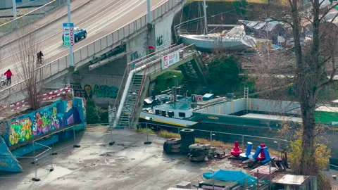 A container ship under a bridge Vidéo 331294326