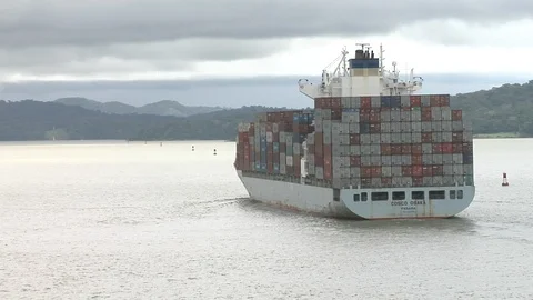 Container ship underway transiting Lake Gatun in the Panama Canal 스톡 동영상 90427026