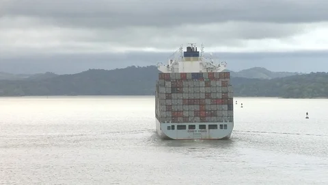 Container ship underway transiting Lake Gatun in the Panama Canal 스톡 동영상 90427447