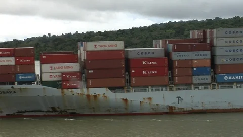 Container ship underway transiting Lake Gatun in the Panama Canal 스톡 동영상 90429415