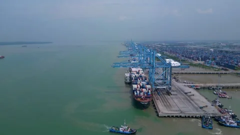 Container ship unloading operations Port Klang. Unbelievable aerial viewdrone Vidéo 331492977