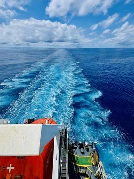 Container Ship Wake Across Deep Blue Ocean Viewed from Stern Foto stock