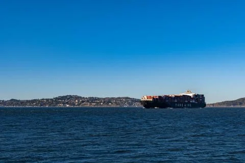 Container ship while cruising the pacific ocean near San Francisco Bay, San F Stock-Fotos