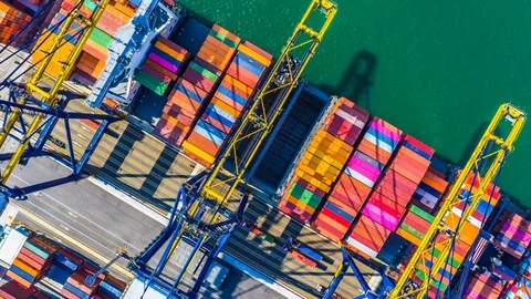 Container ship with working crane. Vidéo 103796231