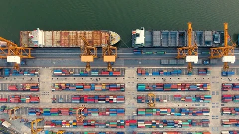 Container ships and lifting cranes 動画素材 85267604