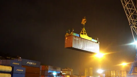 Container sways in darkness on thick ropes under crane Vídeo Stock 318953627