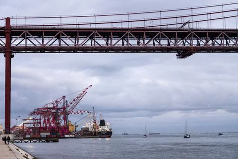 Container terminal beneath 25 de Abril Bridge Foto stock