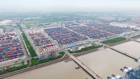 Container terminal blocks between docks and access roads in Shanghai 스톡 동영상 346585766
