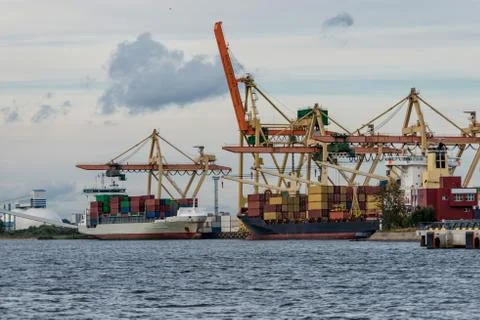 Container transshipment at port. Foto stock