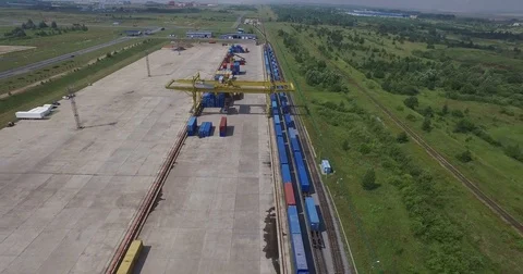 Container unloading Low-altitude airplane helicopter view of cargo train Vídeo Stock 72147452