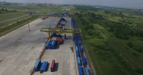 Container unloading Low-altitude airplane helicopter view of cargo train Vídeo Stock 72148615
