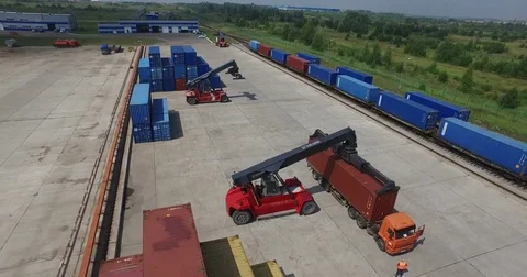 Container unloading Low-altitude airplane helicopter view of cargo train Vídeo Stock 72149334