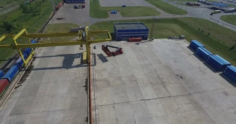 Container unloading Low-altitude airplane helicopter view of cargo train Vídeo Stock 72171506