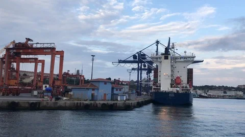 Container Vessels in docks 库存影片 96715414