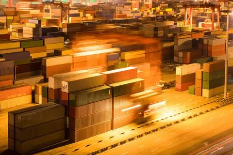 Container yard at night shipping container stack yard at night, light trai... Foto stock