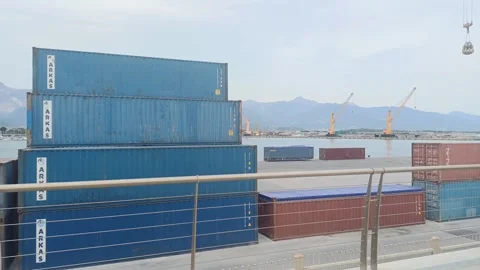 Containers at the port with mountain view Marina di Carrara Italy July 13 2026 Vídeo Stock 339496320