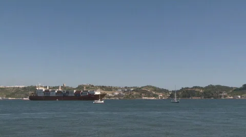 Containers ship leaving the port Vidéo 139567