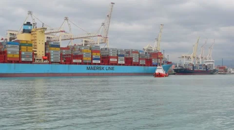 Containers ship MSC unload containers Maersk, open view from pier 스톡 동영상 60642868