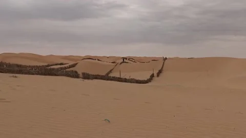 Containment work against sand dunes at Erg Amatlich, Mauritania Видео 147378533