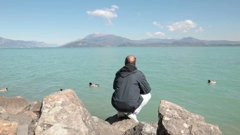 Contemplative man looking the lake Vidéo 106239248
