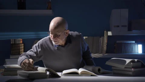 Contemplative old researcher man getting stressed and confused in his office. 库存影片 232228550