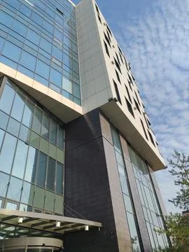 Contemporary building with sharp angles, glass windows, and light paneling Foto stock