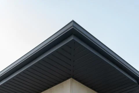 A contemporary building showcases its sharp roof angle and clean lines, con.. Foto stock
