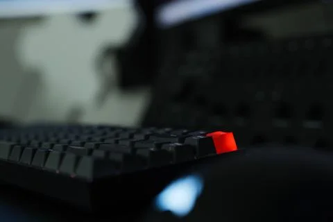 Contemporary computer setup featuring a black keyboard placed on a desk in front Foto stock