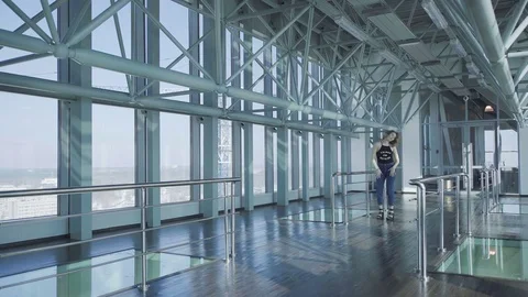 Contemporary dance style: professional dancer improvises. Vidéo 77756972