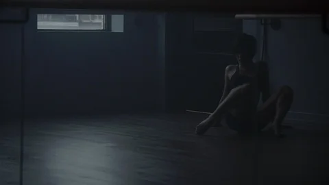 Contemporary dancer on the floor warming up and stretching 스톡 동영상 104273367