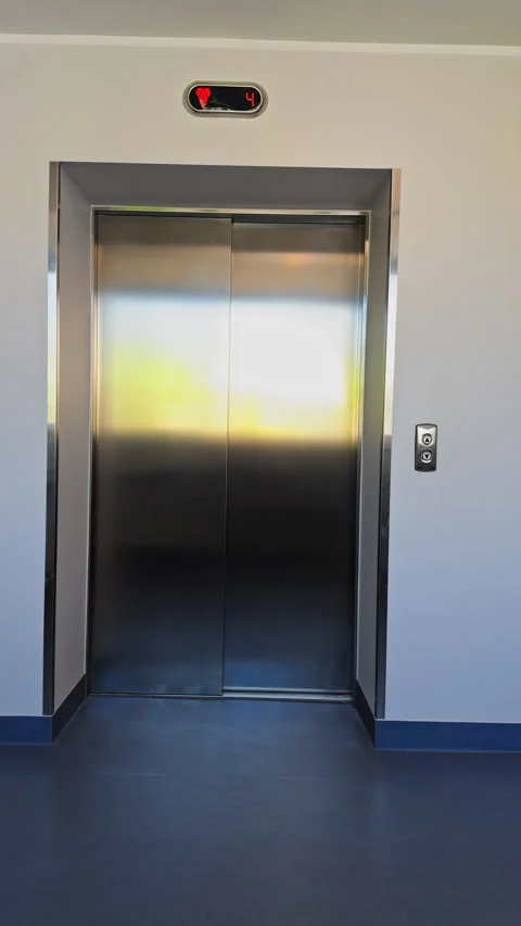 Contemporary Elevator Entrance Featuring a Digital Floor Indicator for Enhanced Vídeos de archivo 309832035