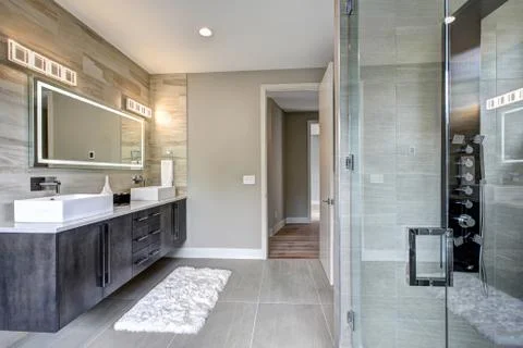 Contemporary master bathroom features a dark vanity cabinet fitted with recta Stock-Fotos